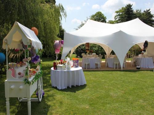 Tienda blanca con mesas en el césped en Wimblehurst Hotel en Horsham