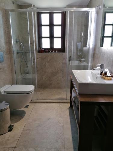 Bilik mandi di Aberratio Boutique Hotel