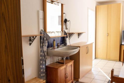 ห้องน้ำของ Einladene Fremdenzimmer mit Außengastronomie