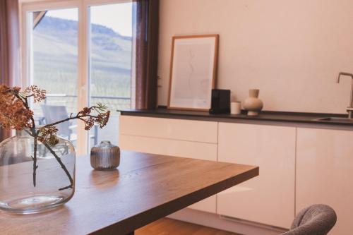 een keuken met een tafel met een vaas met bloemen erop bij Weingut Gehlen-Cornelius in Brauneberg