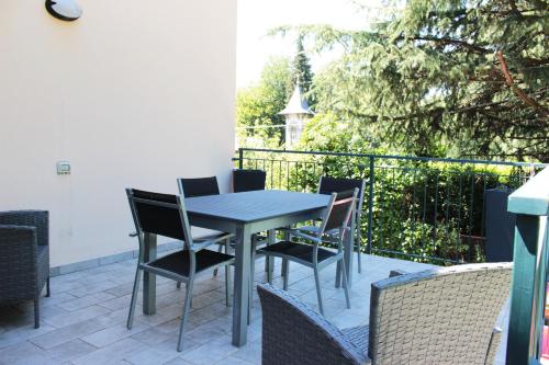 un tavolo e sedie seduti su un patio di Casa di Princi a Brunate