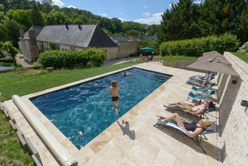 a group of people swimming in a swimming pool at La Closerie Saint-Vincent, chambres d'hôtes Amboise in Pocé-sur-Cisse