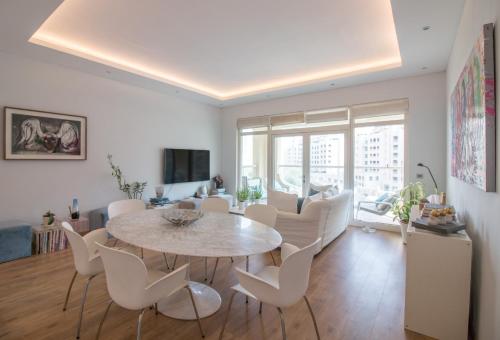 FREE Beach access! 3 mins drive to Nakheel Mall