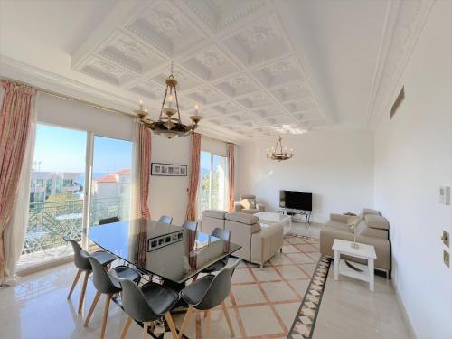 un salon avec une table, des chaises et un canapé dans l'établissement Fontrois5P, à Cannes