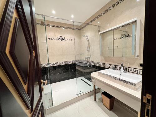 une salle de bain avec une baignoire, un lavabo et une douche dans l'établissement Fontrois5P, à Cannes