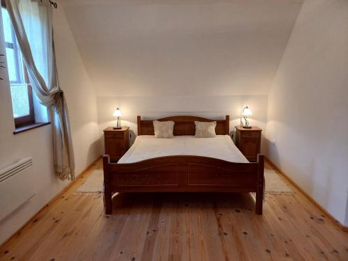 سرير أو أسرّة في غرفة في Sára-háza