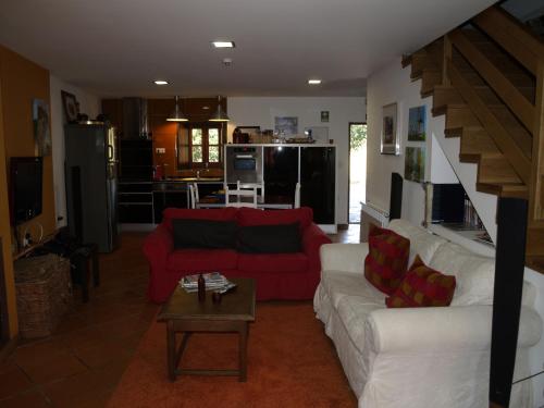 uma sala de estar com um sofá e uma mesa em Casa Princesa Peralta em Lousã