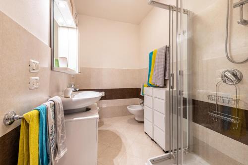 a bathroom with a sink and a toilet and a shower at Kastel's house in Roe
