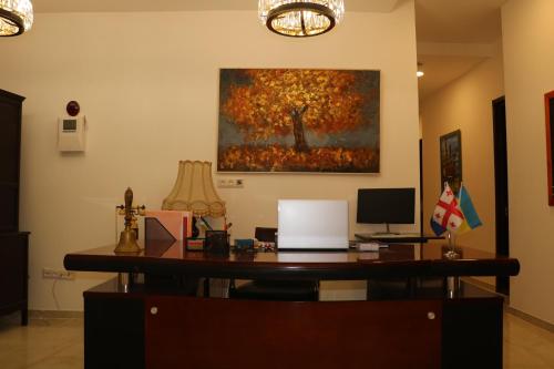 um escritório com uma secretária com um quadro na parede em Hotel Verdzi em Kutaisi