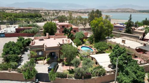 Vista arial de uma casa com piscina em Relais Esmeralda em Lalla Takerkoust