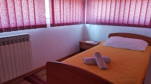 1 dormitorio con 1 cama con 2 toallas en Room Marin, en Jelsa
