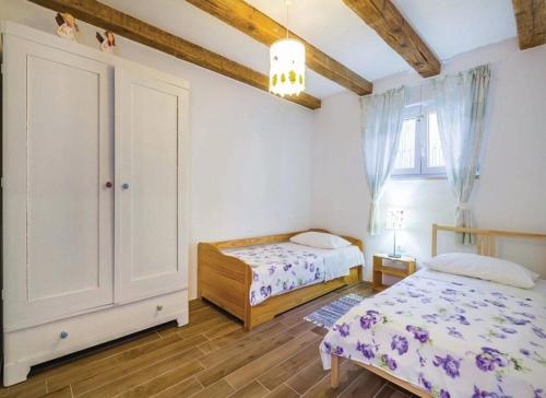 een slaapkamer met 2 bedden en een raam bij Villa ERIN in Crikvenica