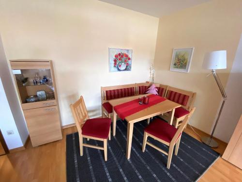 een eetkamer met een tafel en stoelen bij Ferienwohnung Chris in Braunlage
