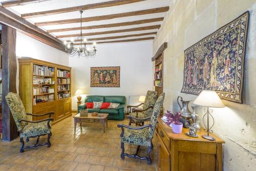 a living room with a green couch and chairs at La Closerie Saint-Vincent, chambres d'hôtes Amboise in Pocé-sur-Cisse