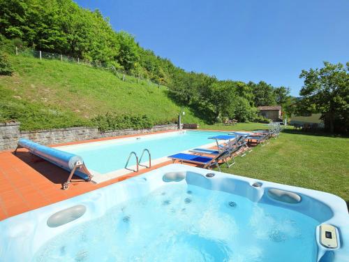 una gran piscina con sillas en Apartment Azienda Agricola Piano Rosso-1 by Interhome, en Marradi