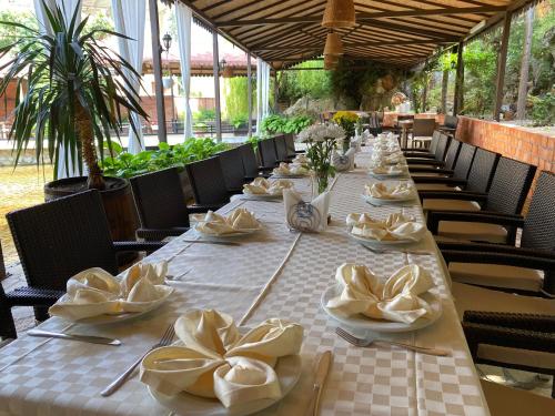 Restaurace v ubytování Rritja e Koranit