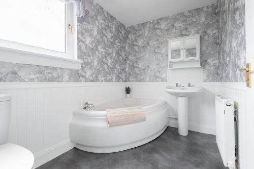 Foto dalla galleria di Scotston Villa - 5 bedroom house with hot tub a Forfar