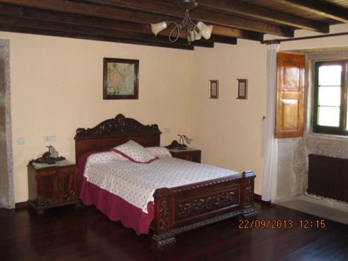 1 dormitorio con 1 cama, 2 mesas y una ventana en Galicia, en Forcarei