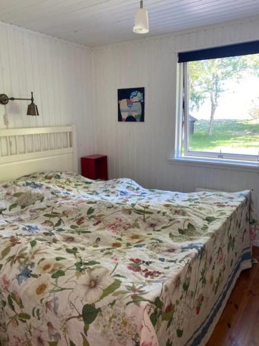 Giường trong phòng chung tại Sommerhus - Bratten strand