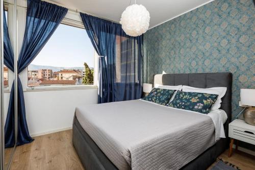 Sunset Oasis “VELLY” 1BR w/ Sea View & Parking