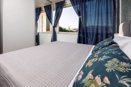 Sunset Oasis “VELLY” 1BR w/ Sea View & Parking