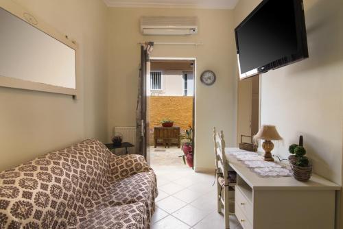 ハニア・タウンにあるDominic Chania 3 Room Apartmentのソファと薄型テレビのあるリビングルーム