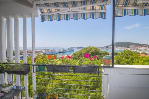 Sunset Oasis “VELLY” 1BR w/ Sea View & Parking