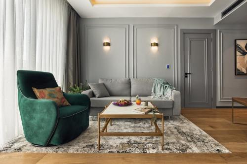 ein Wohnzimmer mit einem Sofa und einem Couchtisch in der Unterkunft La Fleur Boutique Hotel in Tivat