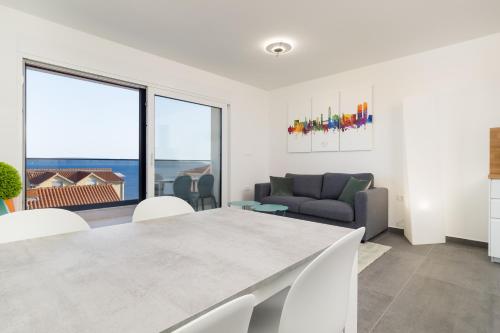 Posedenie v ubytovaní Luxury apartment- balcony- private rooftop and jacuzzi- common pool