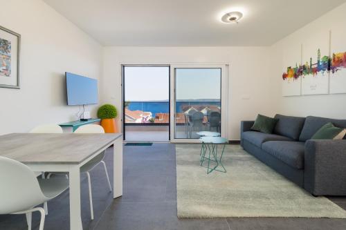 Posedenie v ubytovaní Luxury apartment- balcony- private rooftop and jacuzzi- common pool