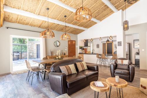 un salon avec un canapé et une table dans l'établissement Villa La Roche Rouge, à Pougnadoresse