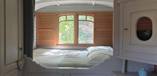 En eller flere senge i et værelse på Roulotte en bois Sud France
