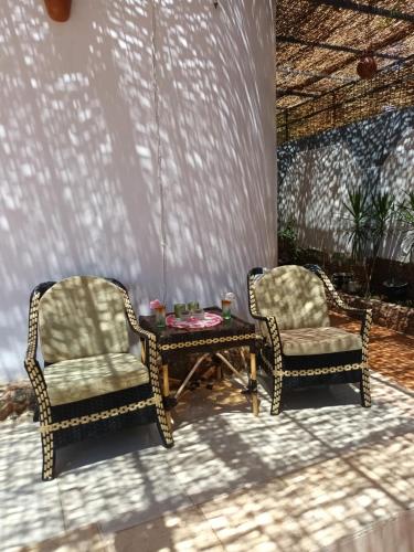 Ein Sitzbereich in der Unterkunft Rum i villa med pool