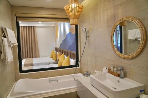 Phòng tắm tại FLC Sea Tower Quy Nhơn - Charming House