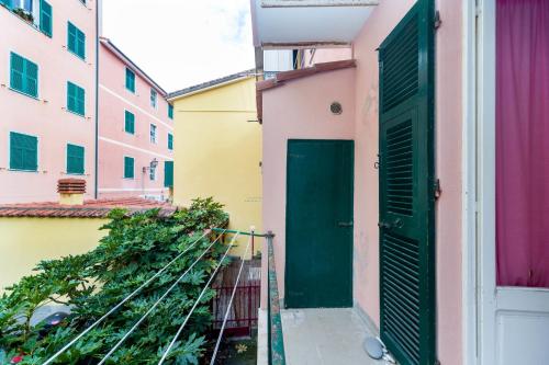 una puerta verde al lado de un edificio en Riva Trigoso Mare en Sestri Levante