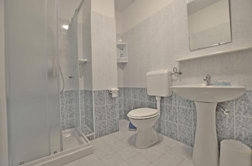 Vonios kambarys apgyvendinimo įstaigoje Apartment Ljiljana