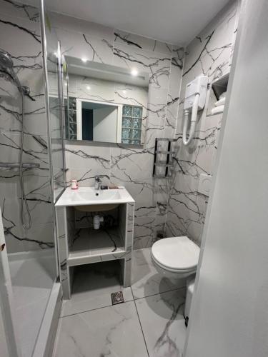 Modern's Hotel