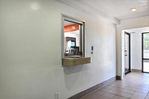 Predvorje ili recepcija u objektu Motel 6-Carlsbad, NM