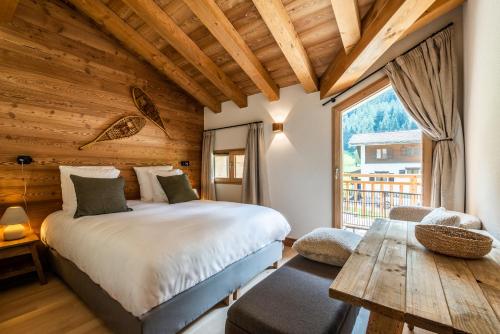 une chambre avec un lit et un plafond en bois dans l'établissement Apartment Celosia Chamonix - by EMERALD STAY, à Chamonix-Mont-Blanc