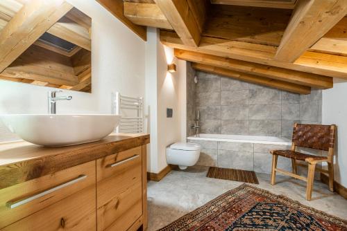 une salle de bain avec un lavabo, des toilettes et une baignoire dans l'établissement Apartment Celosia Chamonix - by EMERALD STAY, à Chamonix-Mont-Blanc