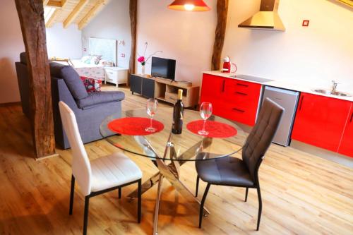une cuisine et une salle à manger avec une table et des chaises en verre dans l'établissement Vivienda Rural - Apartamentos La Cueva - Hornedo, à Entrambasaguas