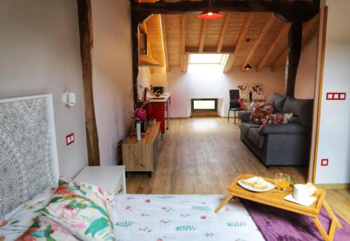 un salon avec un canapé et une table dans l'établissement Vivienda Rural - Apartamentos La Cueva - Hornedo, à Entrambasaguas