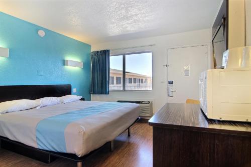 Afbeelding uit fotogalerij van Motel 6-Carlsbad, NM in Carlsbad