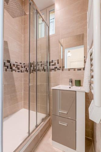 une salle de bain avec douche et lavabo dans l'établissement Le Grain de Sable, à Thionville