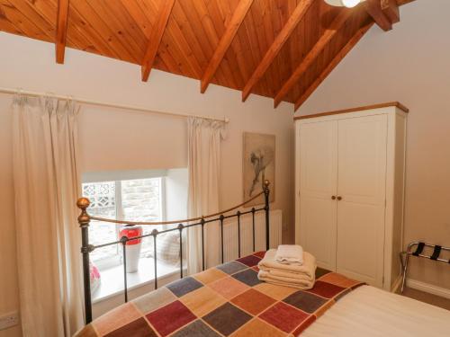 1 dormitorio con cama y ventana en Adelaide's Cottage, en Pickering