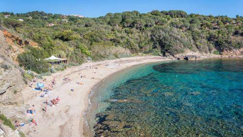 una vista aerea di una spiaggia con persone in acqua di Villetta I Due Pini a Capoliveri