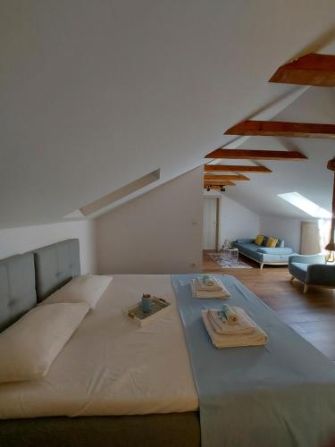 1 dormitorio con 1 cama grande y sala de estar en Art Apartments en Kotor