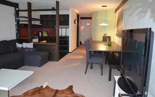 a living room and kitchen with a table and a couch at Ferienwohnung Engelberg in Engelberg