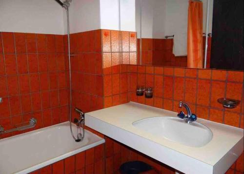 a bathroom with a white sink and a tub at Ferienwohnung Engelberg in Engelberg
