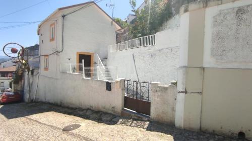 Foto Lemon Tree House Coimbra - Courtyard garden with city views 6
